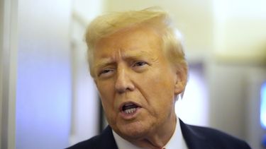 El presidente Donald Trump habla con los periodistas a bordo del Air Force One en ruta desde Miami a la Base Conjunta Andrews, Maryland, el lunes 27 de enero de 2025. (AP Foto/Mark Schiefelbein)