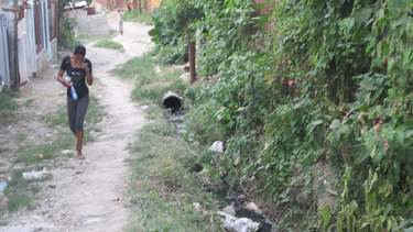 americateve | Las familias de barrios con insalubridad no quieren hospitalizarse por mala higiene en centros asistenciales. Se auto-medican, incluso en hogares con niños pequeños