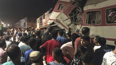 Varias personas rodean dos trenes de pasajeros que chocaron en la ciudad de Zagazig, capital de la provincia de Sharqiya, en el delta del Nilo, Egipto, el sábado 14 de septiembre de 2024. (AP Foto)