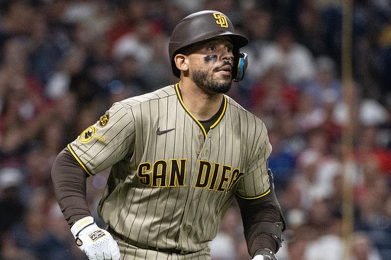 El dominicano Luis Campusano, de los Padres de San Diego, recorre las bases al conectar un doble frente a los Guardianes de Cleveland, el viernes 14 de agosto de 2026 (AP Foto/Phil Long)