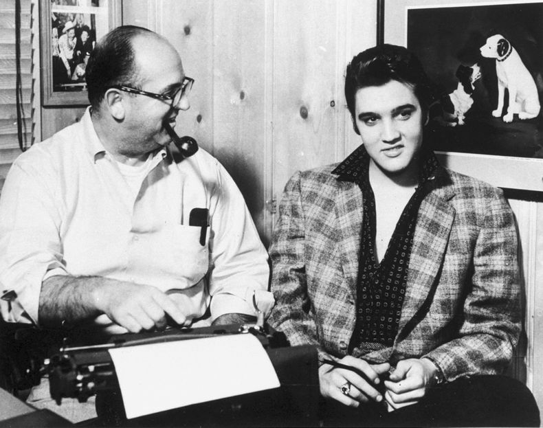 ARCHIVO - Tom Parker, izquierda, de Madison, Tennessee, mira a su protegido Elvis Presley, el 7 de enero de 1957. Arthur Crudup escribió la canción que se convirtió en el primer sencillo de Elvis, Thats All Right, pero no recibió casi nada de regalías a cambio. (The Tennessean vía AP, archivo)