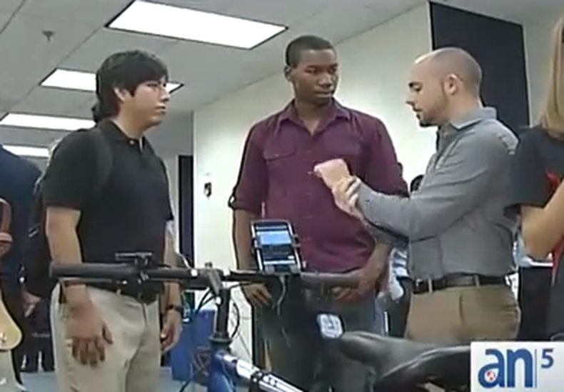 Una veintena de novedosos proyectos con robots, pequeños helicópteros y cámaras voladoras marcaron el evento anual de diseño de la Escuela de Ingeniería y Computación de la Universidad Internacional de la Florida.