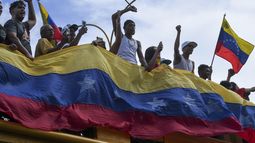 Los manifestantes protestan contra los resultados oficiales de las elecciones que declaran la reelección del presidente Nicolás Maduro en Valencia, Venezuela, el lunes 29 de julio de 2024, el día después de la votación. (AP Foto/Jacinto Oliveros)