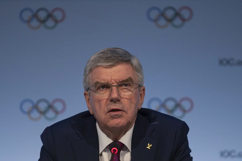 El presidente del Comité Olímpico Internacional Thomas Bach habla en conferencia tras el segundo día de reuniones de la 104ma sesión en Mumbai, India el lunes 16 de octubre del 2023. (AP Foto/Rafiq Maqbool)