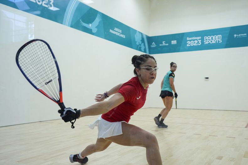 La mexicana Paola Longoria devuelve ante su compatriota Montserrat Mejía en la final de singles del ráquetbol femenino de los Juegos Panamericanos en Santiago, Chile, el martes 24 de octubre de 2023. (AP Foto/Esteban Félix)