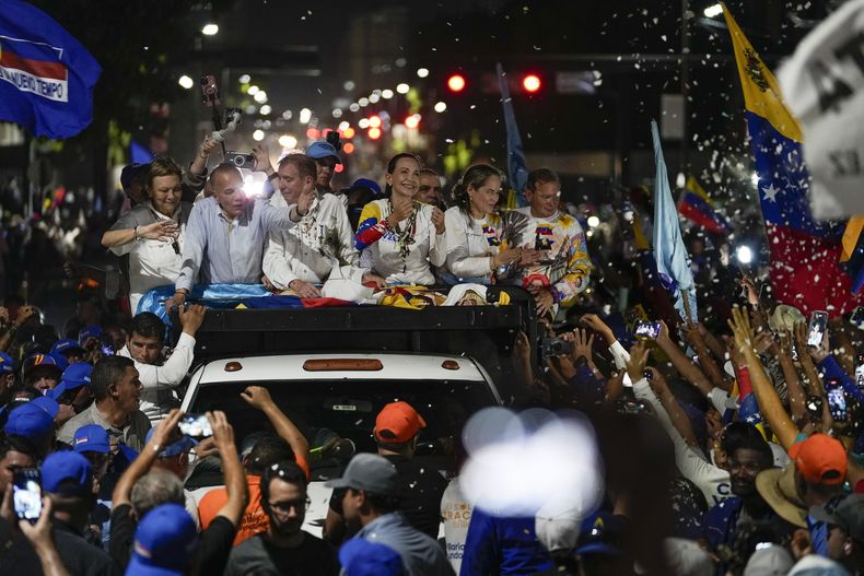 ARCHIVO - El candidato presidencial de Venezuela Edmundo González, al centro a la izquierda, y la líder opositora María Corina Machado, al centro a la derecha, saludan a simpatizantes durante un mitin de campaña en Maracaibo, Venezuela, el martes 23 de julio de 2024. (AP Foto/Matías Delacroix, Archivo)