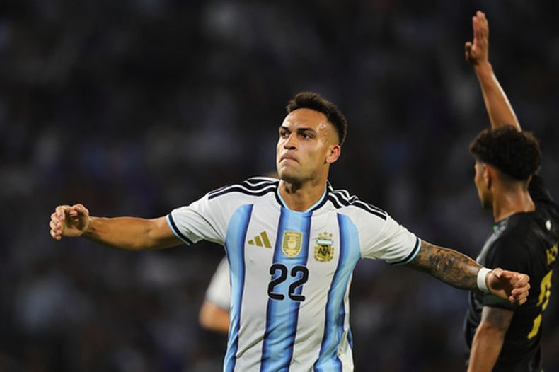 El delantero de Argentina, Lautaro Martínez, celebra tras abrir el marcador contra Bolivia en un amistoso internacional disputado en Córdoba, Argentina, miércoles 30 septiembre, 2026. (AP Foto/Nicolas Aguilera)