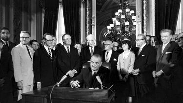 ARCHIVO – El presidente Lyndon B. Johnson firma la Ley de Derecho al Voto de 1965 en una ceremonia realizada en el Salón Presidencial cerca de las cámaras del Senado, en Washington, el 6 de agosto de 1965. Alrededor del presidente, de izquierda a derecha, directamente sobre su mano derecha, el vicepresidente Hubert Humphrey, el presidente de la Cámara de Representantes John McCormack, el representante Emanuel Celler, Luci Johnson, y el senador Everett Dirksen. Detrás de Humphrey está el líder de la mayoría de la Cámara, Carl Albert de Oklahoma, y detrás de Celler se encuentra el senador Carl Hayden. (AP Foto, Archivo).