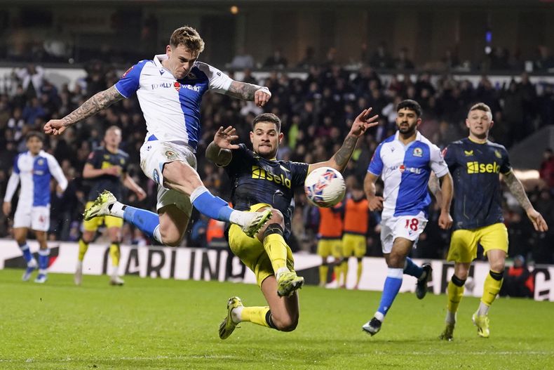 Sammie Szmodics del Blackburn anota el primer gol en el encuentro de la quinta ronda de la Copa FA ante el Newcastle el martes 27 de febrero del 2024. (AP Foto/Dave Thompson)