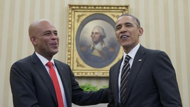 americateve | El presidente estadounidense Barack Obama y el mandatario haitiano Michel Martelly se saludan ante los fot&oacute;grafos junto a un retrato de George Washington en la Oficina Oval de la Casa Blanca, el jueves 6 de febrero de 2014, en Washington. (Foto AP/