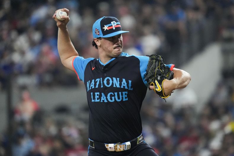 Paul Skenes, de la Liga Nacional, lanza durante el Juego de Estrellas, el martes 16 de julio de 2024, en Arlington, Texas (AP Foto/LM Otero)