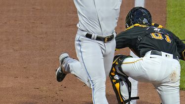 Marlins ganan 8-1 a Piratas y cortan larga racha sin anotar