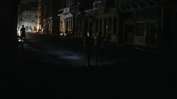 Varios residentes caminan por la calle durante el apagón masivo en el que derivó la caída en el funcionamiento de una de las mayores plantas termoeléctricas del país, en La Habana, Cuba, el viernes 18 de octubre de 2024. (AP Foto/Ramón Espinosa)