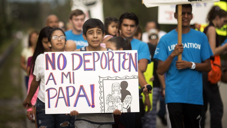 Julio Perez y otros miembros de Coaliciones Inmitratorias de la Florida frente al Centro de Detencion Krome de Miami, el 16 de julio del 2014, para pedir que no deporten al padre del menor. (AP Foto/J Pat Carter)