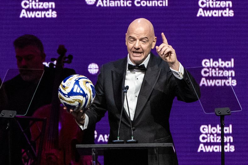 El Presidente de la Federación Internacional de Fútbol Asociación (FIFA), el suizo Gianni Infantino, habla en la ceremonia de los Global Citizen Awards, el miércoles 24 de septiembre de 2025, en Nueva York. (AP Photo/Stefan Jeremiah)