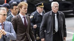 Daniel Penny, en el centro, llega al tribunal penal, el lunes 9 de diciembre de 2024, en Nueva York. (AP foto/Stefan Jeremiah)