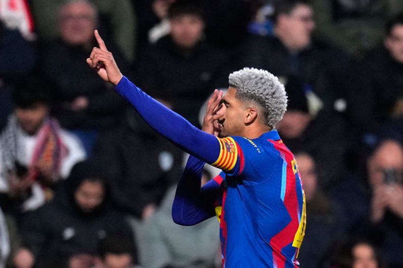 Ronald Araujo celebra tras marcar el segundo gol del Barcelona en la victoria 2-1 ante Albacete en los cuartos de final de la Copa del Rey, el martes 3 de febrero de 2026, en Albacete. (AP Foto/Manu Fernández)