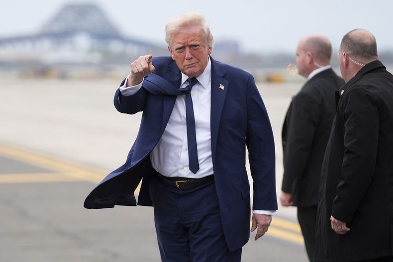 El presidente estadounidense Donald Trump apunta a su llegada al Aeropuerto Internacional Newark Liberty en Newark, Nueva Jersey, el sábado 26 de abril de 2025, después de haber acudido al funeral del papa Francisco, en el Vaticano. (AP Foto/Evan Vucci)
