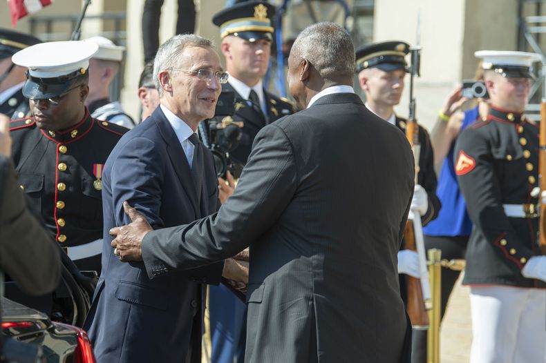 El secretario de Defensa de EEUU, Lloyd Austin, da la bienvenida al secretario general de la OTAN, Jens Stoltenberg, en el Pentágono el lunes 8 de julio de 2024 en Washington. (Foto AP/Kevin Wolf)