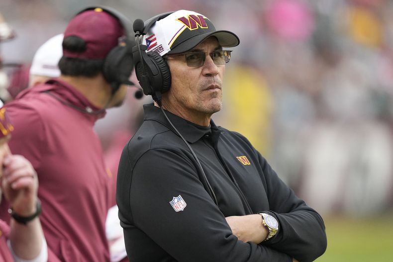 Ron Rivera, entrenador en jefe de los Commanders de Washington, observa el partido ante los Dolphins de Miami, el 3 de diciembre de 2023 (AP Foto/Mark Schiefelbein)
