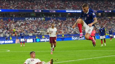 Lucas Digne, de la selección de Francia, salta mientras Pedro Porro, de la selección de España, despeja el balón durante un partido de semifinal de la Copa del Mundo en Arlington, Texas, cerca de Dallas, el martes 14 de julio de 2026. (Foto AP/Julio Cortez)