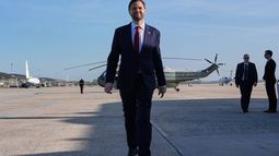 El vicepresidente de Estados Unidos, JD Vance, se dirige a hablar con la prensa antes de abordar el Air Force Two, el viernes 10 de abril de 2026, en la Base Conjunta Andrews, en Maryland, previo a su viaje a Pakistán para entablar conversaciones sobre Irán. (AP Foto/Jacquelyn Martin, pool) El vicepresidente de Estados Unidos, JD Vance, se dirige a hablar con la prensa antes de abordar el Air Force Two, el viernes 10 de abril de 2026, en la Base Conjunta Andrews, en Maryland, previo a su viaje a Pakistán para entablar conversaciones sobre Irán. (AP Foto/Jacquelyn Martin, pool)