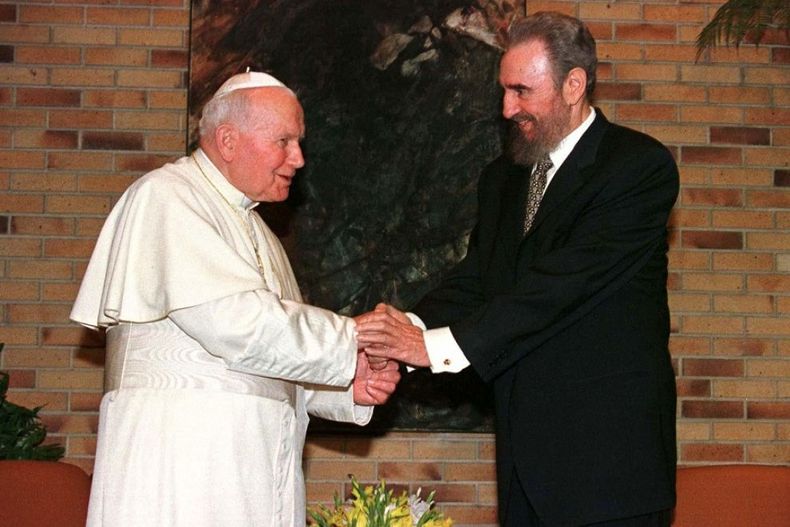 Fidel Castro y el Papa durante la visita de Juan Pablo II a La Habana en 1998.