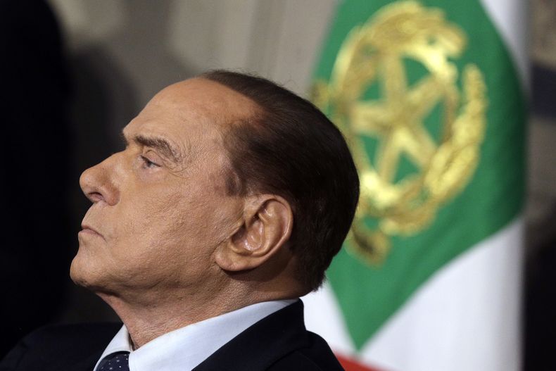ARCHIVO - Silvio Berlusconi habla con la prensa en el palacio presidencial del Quirinal después de mantener conversaciones con el presidente , Sergio Mattarella, Roma, 12 de abril de 2018. La muerte de Berlusconi el 12 de junio de 2023 pone en duda la supervivencia de su partido Forza Italia. (AP Foto/Gregorio Borgia, File)