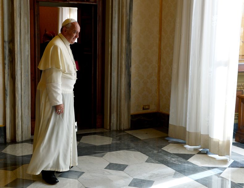 El papa Francisco sale de una habitaci&oacute;n tras reunirse con Martin Schulz, presidente del Parlamento Europeo, en una audiencia privada en el Vaticano, el viernes 11 de octubre de 2013. El papa nombr&oacute; como obispo de la di&oacute;cesis argentin