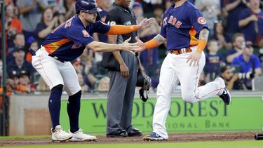 Javier lanza seis sólidas entradas en triunfo de Astros