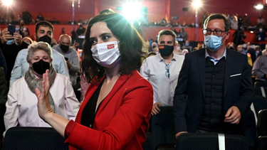 elecciones en madrid: ayuso arrasa y supera al bloque de izquierda, con mas del 40% escrutado