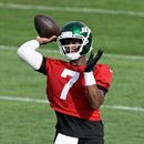 Geno Smith, quarterback de los Jets de Nueva York, lanza un pase durante la práctica del equipo en el campamento de entrenamiento, el sábado 1 de agosto de 2026, en Florham Park, Nueva Jersey. (AP Foto/Adam Hunger)