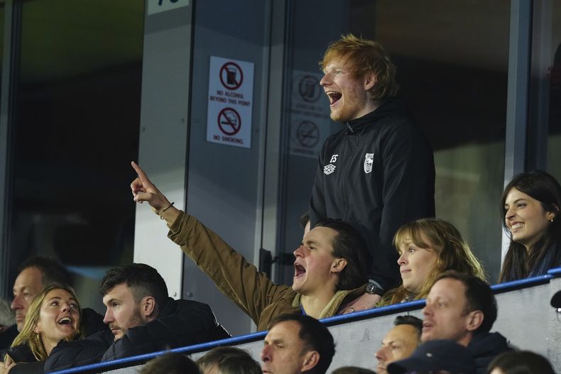 Ed Sheeran, hincha de Ipswich Town, durante el partido contra Manchester United en la Liga Premier, el domingo 24 de noviembre de 2024, en el estadio Portman Road de Ipswich. (AP Foto/Dave Shopland)