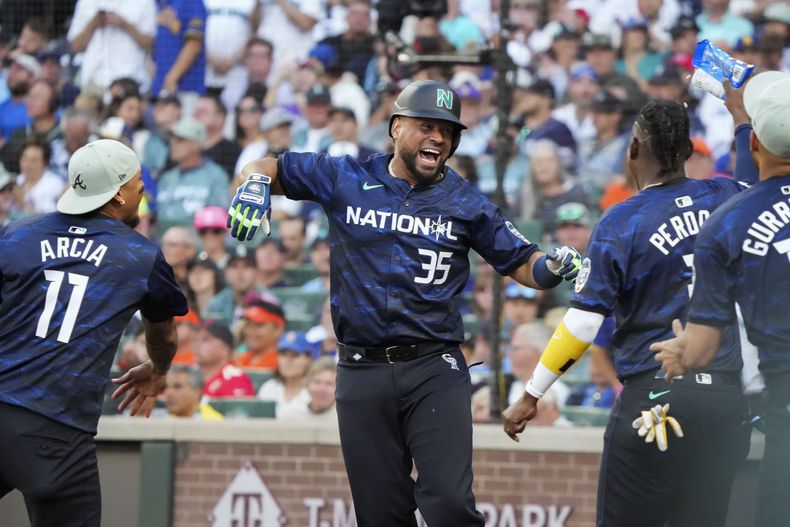 El venezolano Elías Díaz, de los Rockies de Colorado, festeja tras conectar un jonrón de dos carreras en el Juego de Estrellas, el martes 11 de julio de 2023 (AP Foto/Ted S. Warren)