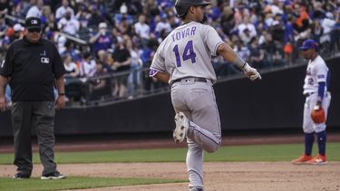 El venezolano Ezequiel Tovar, de los Rockies de Colordo, recorre las bases tras conectar un jonrón en el sexto inning del encuentro ante los Mets de Nueva York, el sábado 6 de mayo de 2023 (AP Foto/Bebeto Matthews)