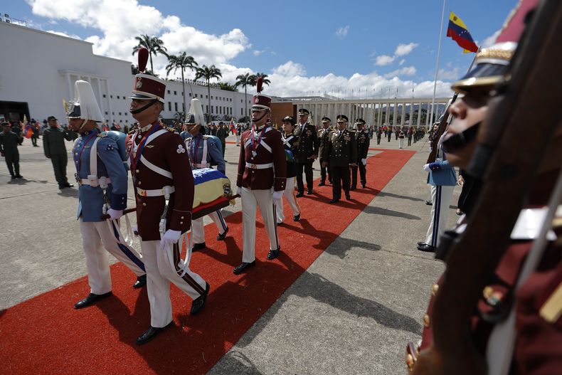 Guardias de honor transportan los restos del general Domingo Antonio Sifontes durante una ceremonia en la Academia Militar del Ejército Bolivariano en Caracas, Venezuela, el martes 9 de enero de 2024. Se rinden homenajes póstumos al general del siglo XIX que luchó por la defensa de la soberanía en la zona del Esequibo, territorio que Venezuela se disputa con Guyana. Los restos serán trasladados al panteón nacional. (Foto AP/Jesús Vargas)