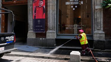 Una empleada limpia la acera frente al Centro Cultural de España en la Ciudad de México, el jueves 23 de julio de 2026. (AP Foto/Marco Ugarte)