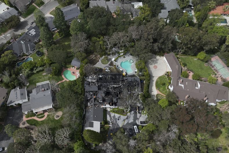 Una vista aérea de una casa dañada por un incendio que aparentemente pertenece a Cara Delevingne, el viernes 15 de marzo de 2024, en la sección Studio City de Los Ángeles. (Foto AP/Jae C. Hong)