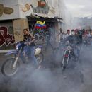 Manifestantes en las protestas contra los resultados de las elecciones y la proclamación oficial como presidente de Nicolás Maduro en Caracas, Venezuela, el lunes 29 de julio de 2024, un día después de las votaciones. (AP Foto/Cristian Hernández)