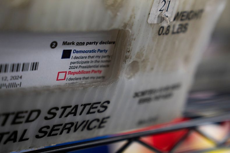 ARCHIVO - Boletas de voto por correo para las elecciones primarias presidenciales en la Oficina Electoral del Condado de Clark, en Vancouver, Washington, el 12 de marzo de 2024. (AP Foto/Jenny Kane/Archivo)