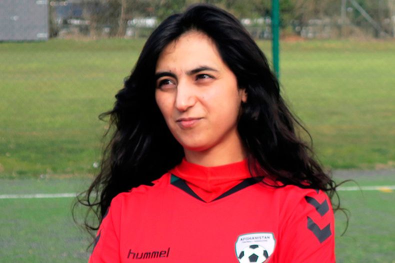 ARCHIVO - Khalida Popal, capitana de la selección de Afganistán, posa para una foto el 8 de marzo de 2016 en Copenhague (AP Foto/Jan M. Olsen, archivo)