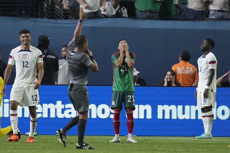 El mexicano Uriel Antuna lamenta una oportunidad de gol desperdiciada ante Estados Unidos durante la segunda mitad del partido por las semifinales de la Liga de Naciones de CONCACAF, el jueves 15 de junio de 2023, en Las Vegas. (AP Foto/John Locher)