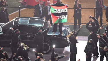 hombre interrumpe espectaculo de medio tiempo del super bowl con bandera de palestina