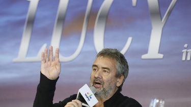 americateve | El cineasta franc&eacute;s Luc Besson habla con los medios tras terminar la filmaci&oacute;n en Taiwan para su nueva pel&iacute;cula "Lucy", estelarizada por la actriz estadounidense Scarlett Johansson, en Taipei, Taiwan, el viernes 1 de noviemb