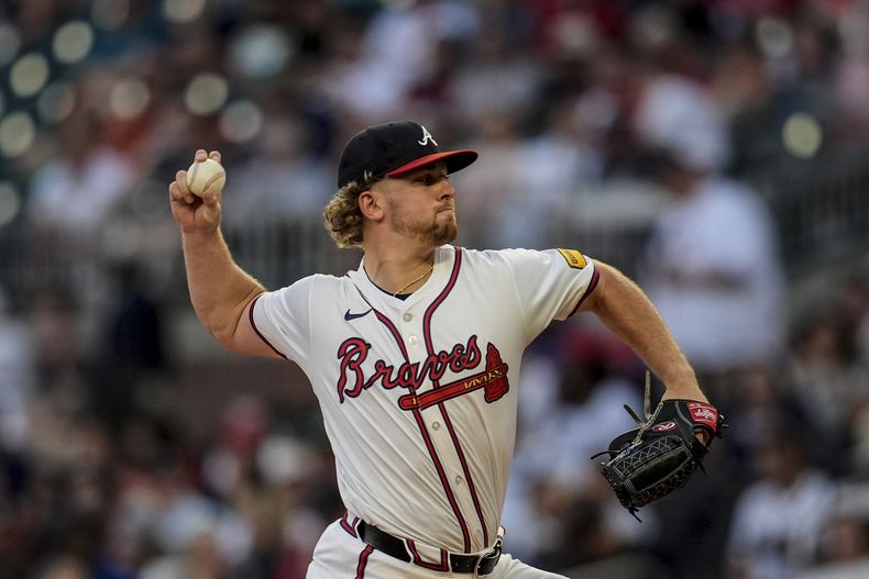 Spencer Schwellenbach, abridor de los Bravos de Atlanta, hace un lanzamiento en el juego frente a los Filis de Filadelfia, el jueves 22 de agosto de 2024 (AP Foto/Mike Stewart)