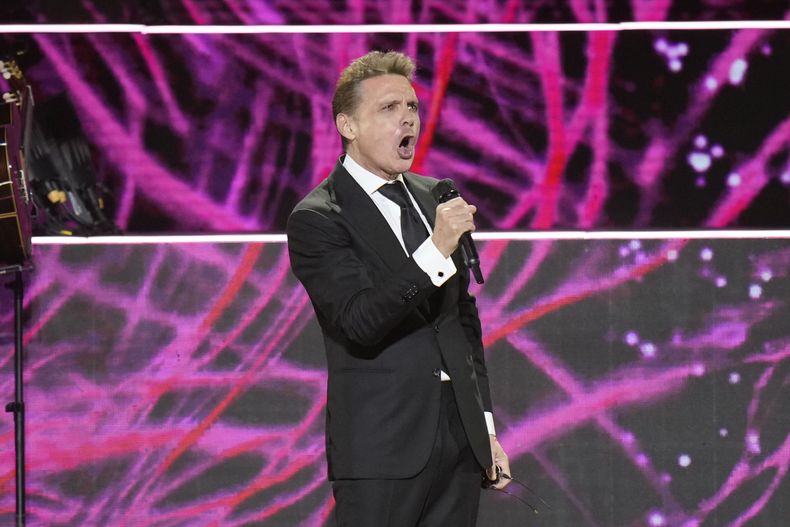 El cantante mexicano Luis Miguel se presenta en concierto en la Arena CDMX en la Ciudad de México, el martes 8 de octubre de 2024. (Foto AP/Eduardo Verdugo)