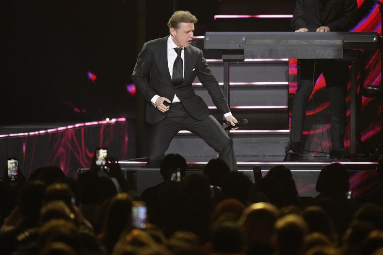 El cantante mexicano Luis Miguel se presenta en concierto en la Arena CDMX en la Ciudad de México, el martes 8 de octubre de 2024. (Foto AP/Eduardo Verdugo)