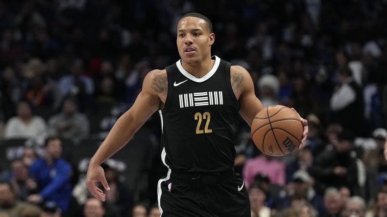 Desmond Bane, base de los Grizzlies de Memphis, dribla en el encuentro del martes 9 de enero de 2024, ante los Mavericks de Dallas (AP Foto/LM Otero)