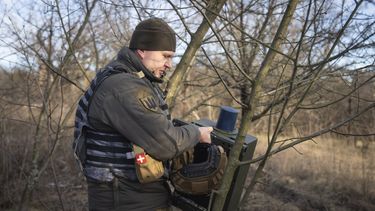 Un soldado ucraniano cerca de Bájmut, región de Donetsk, Ucrania, el 29 de enero de 2024. (Foto AP /Efrem Lukatsky)