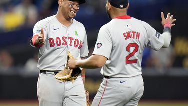 El tercera base de los Medias Rojas de Boston, Rafael Devers, izquierda, y el primera base Dominic Smith celebran después de vencer a los Rays de Tampa Bay durante el juego de béisbol del lunes 20 de mayo de 2024, en San Petersburgo, Florida. (AP Foto/Chris OMeara)